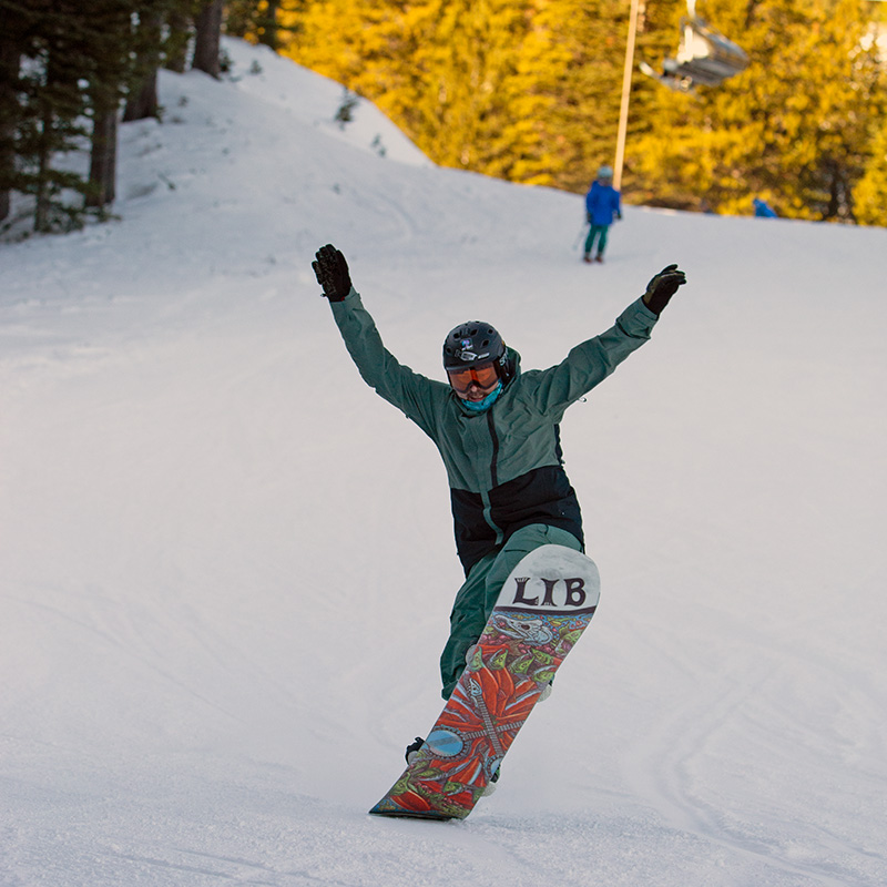 Snowboarder on Tumwater run at Mission Ridge